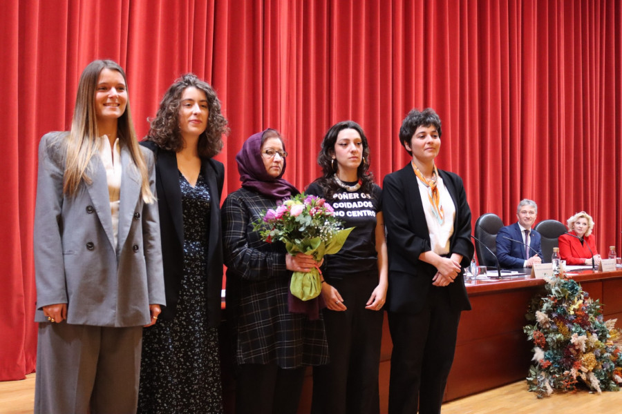 Las alumnas de la UDC Iria Fernández Sánchez y Sarah Lamas reciben los premios de la Valedora do Pobo