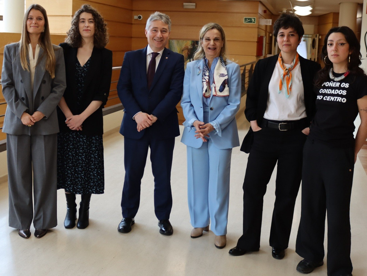 Las alumnas de la UDC Iria Fernu00e1ndez Su00e1nchez y Sarah Lamas reciben los premios de la Valedora do Pobo