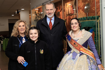 El rey Felipe VI (2d) se ha desplazado este miércoles a la localidad valenciana de Torrent