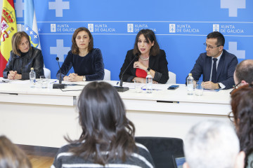 SANTIAGO DE COMPOSTELA, 14/03/2025.- La conselleira de Medio Ambiente y Cambio Climático, Ángeles Vázquez (2i), y la titular de Economía e Industria, María Jesús Lorenzana (2d) acompañadas por 