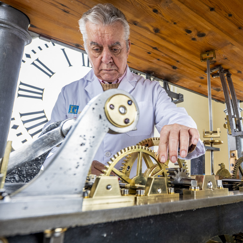 El reloj de la Puerta de Sol se somete a su primera limpieza “pieza a pieza” en 30 años