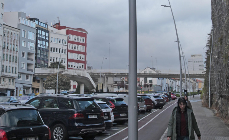 Un herido y varios coches dañados tras caer parte de una fachada en A Coruña por el fuerte viento