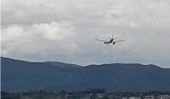 El angustioso aterrizaje de un avión en Alvedro en medio del fuerte viento de Martinho