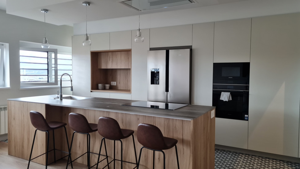 Una cocina moderna con un toque cálido gracias a sus acabados en madera. I ZEBRANO