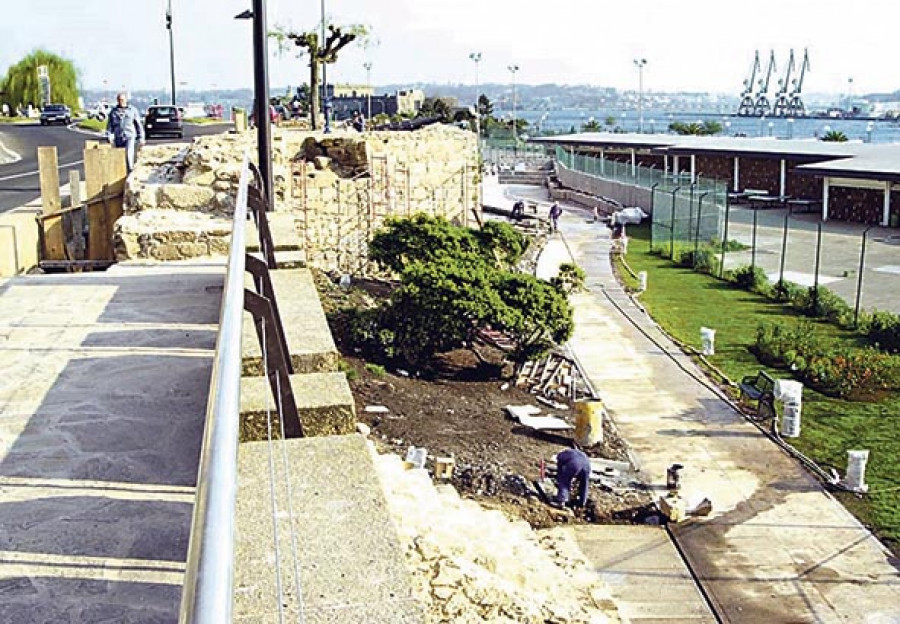 Hace 25 años | Nuevo paseo peatonal en La Solana, entre el hotel Finisterre y San Antón