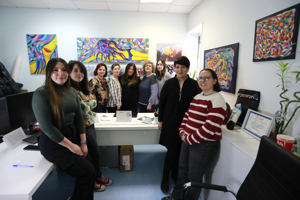 El equipo de ACEM posa junto a su presidenta, Sonia García (segunda por la derecha), en la sede ubicada cerca del parque de San