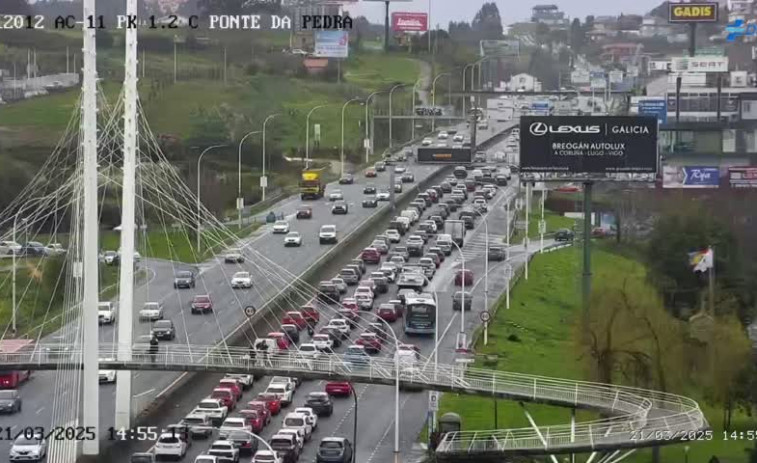 Caos de tráfico en A Coruña: accidente, una avería, lluvia y hora punta