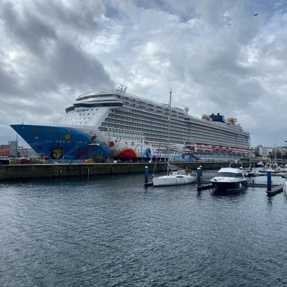 A Coruña recibe por primera al imponente 'Norwegian Breakaway'