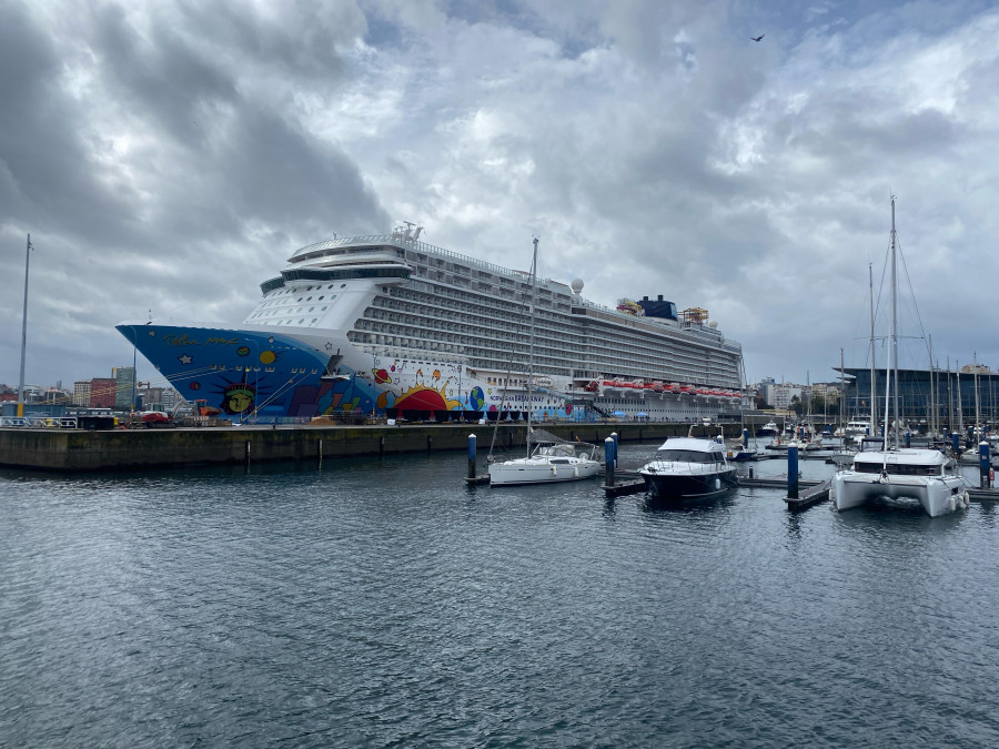 A Coruña recibe por primera al imponente 'Norwegian Breakaway'