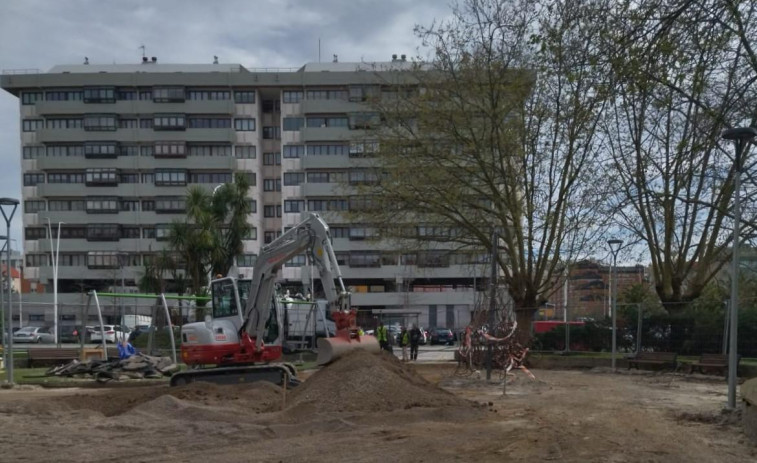 El parque de la plaza Casares Quiroga dice adiós a sus viejos columpios