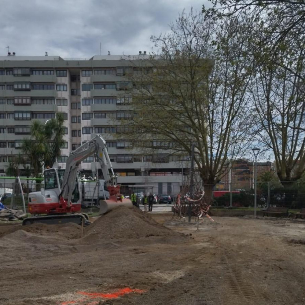 El parque de la plaza Casares Quiroga dice adiós a sus viejos columpios