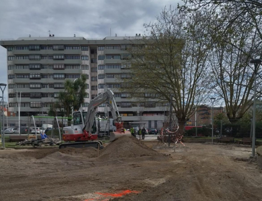 El parque de la plaza Casares Quiroga dice adiós a sus viejos columpios