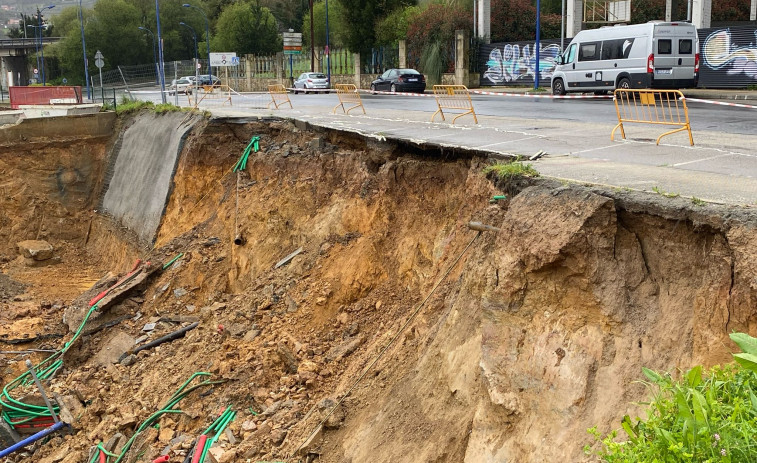 Una acera se viene abajo en Culleredo y deja sin agua a los vecinos