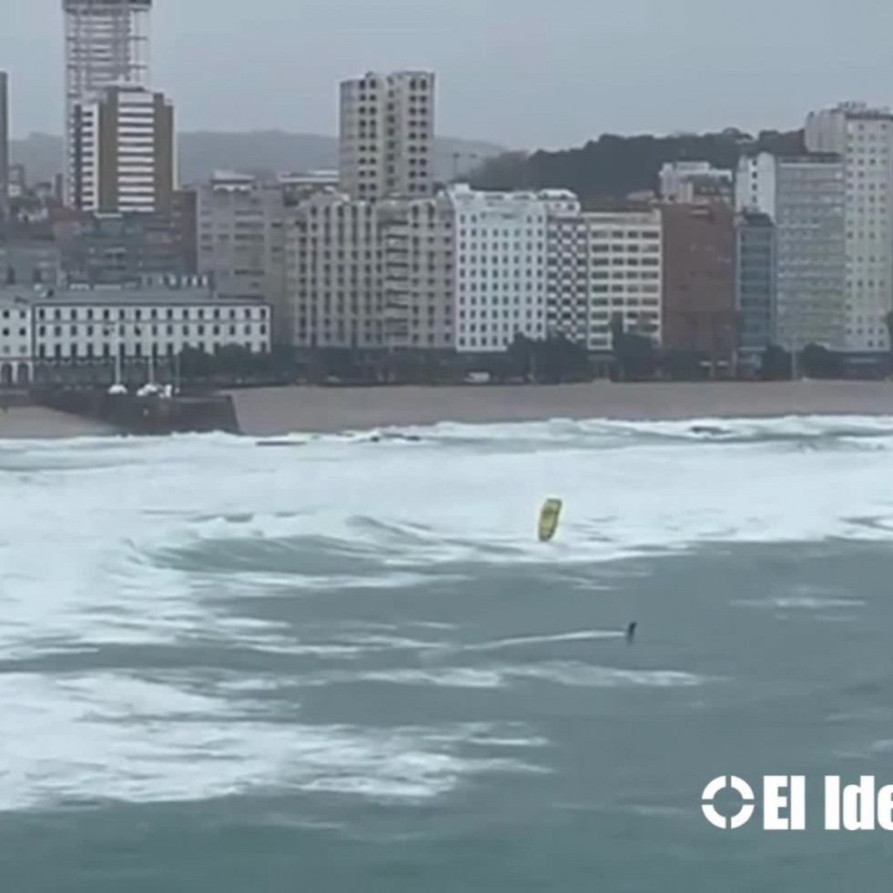 Un deportista desafía la alerta naranja en A Coruña y practica kitesurf en el Orzán