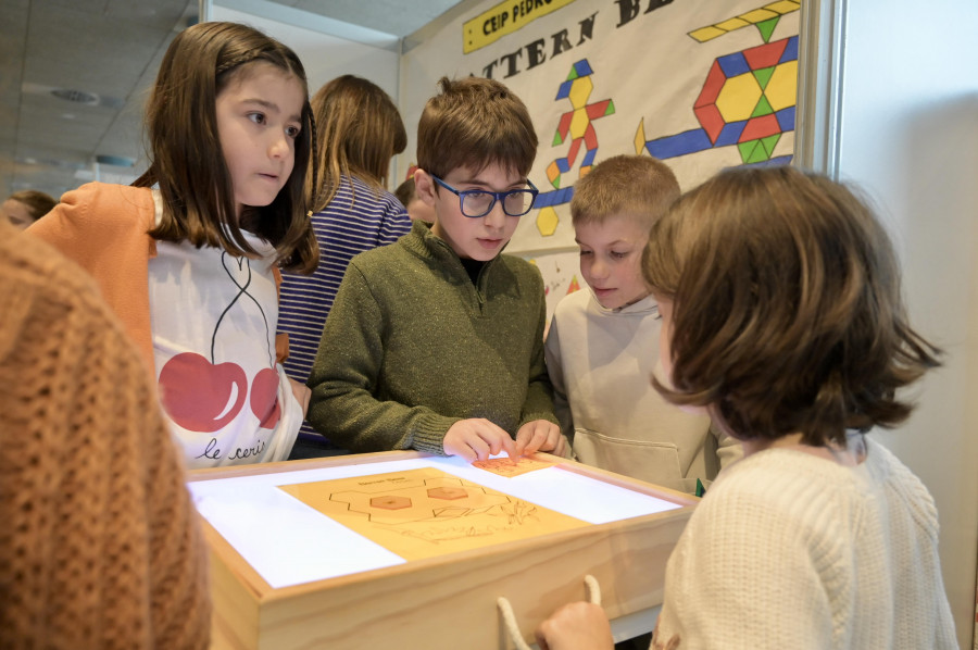 Medio millar de niños hacen magia con los números en la Feria Matemática de A Coruña