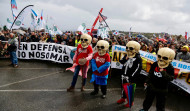 Miles de personas claman en A Pobra contra la instalación de Altri en Galicia