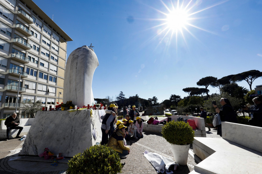 El papa saldrá este domingo del hospital