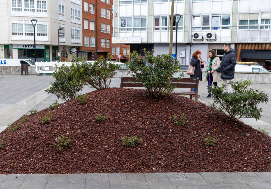 Betanzos abre una “humanizada” y renovada plaza de Uxío Novoneyra