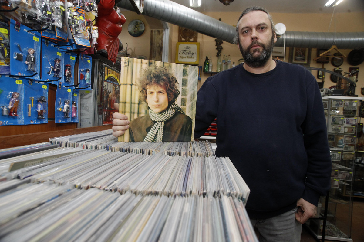 Javier Regueiro, el dueu00f1o del establecimiento, posa con el vinilo del u2018Blonde on Blondeu2019, de Bob Dylan  quintana